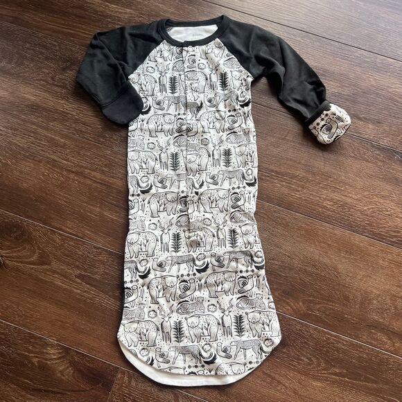 NWOT Goumi Kids Wee Gallery Kinship Baby Gown SZ 0-3mo Bamboo Sleeper RARE - Picture 1 of 3
